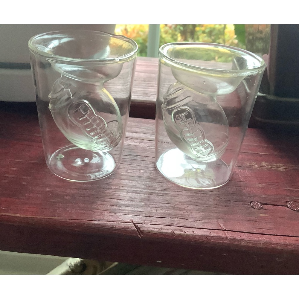 2 Football shaped shot glasses + 2 football shaped ice cube molds.